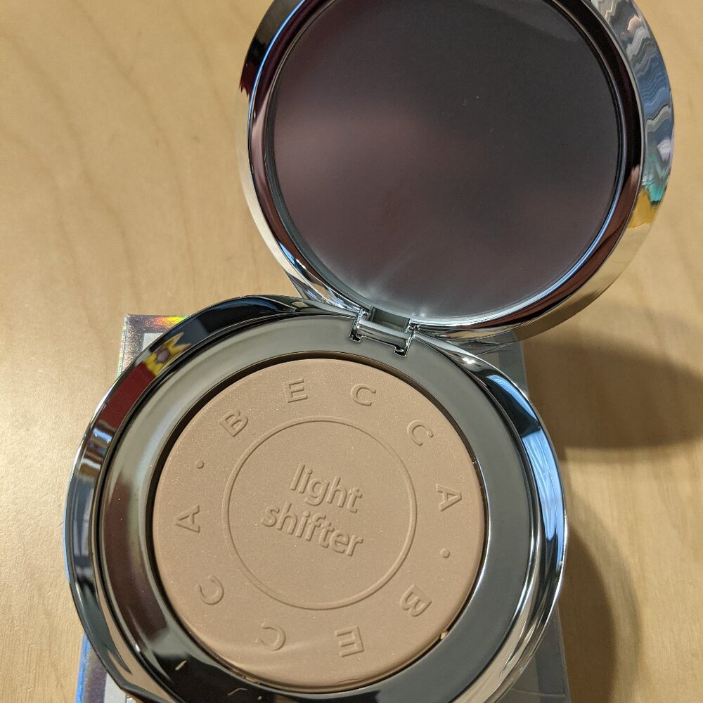 BECCA Light Shifter Finishing Veil Powder in Star Child 2 brand new in box